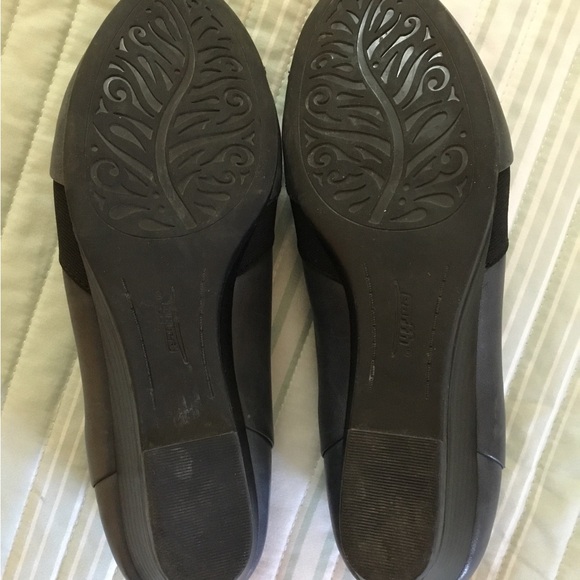 EARTH Navy 9.5M Wedge pumps  1 3/4” heel. Worn one time. Good arch support - Picture 6 of 8